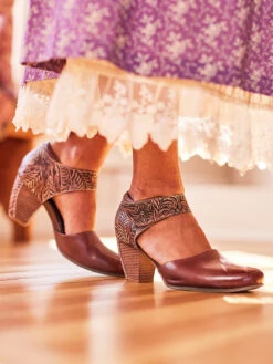 Toolie Shoe 7 Toolie Shoe -Clothing Sales 2024 ACSHTOO Brown April Cornell Shoes 3